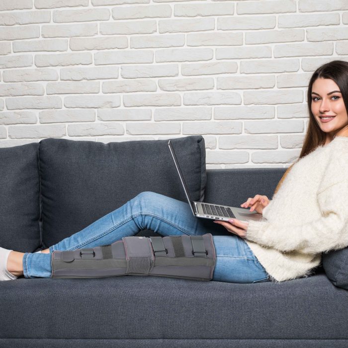 TYNOR D-28 KNEE IMMOBILISER 22″/56CM